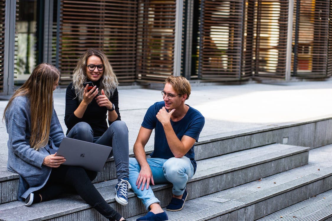 Helping is cool: volunteering against online casinos